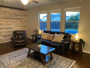 Lush 4BR, Large Bckyd, Hot Tub (Tal)